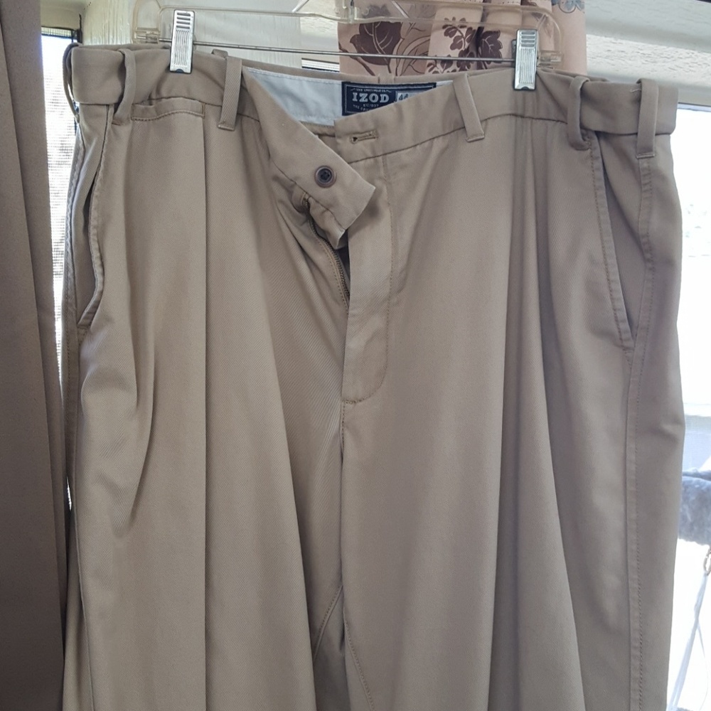 Izod classic khaki size 44x34, like new